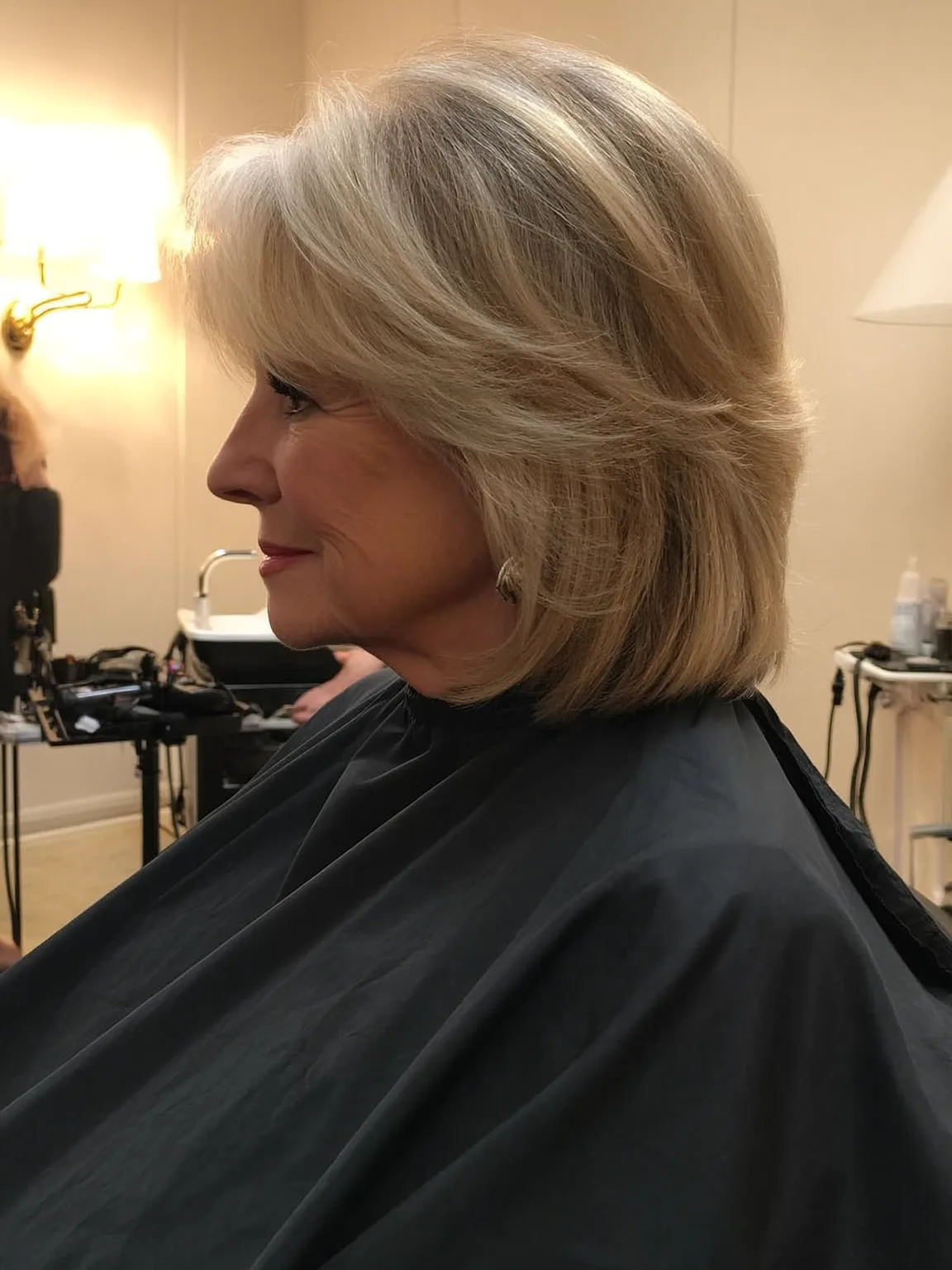 Shoulder-Length Ash Blonde Layered Bob with Highlights
